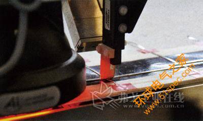 图1 在准确地测定钎焊点的位置之后感应式钎焊头会自动完成镀锌铜制接线片的钎焊焊接
